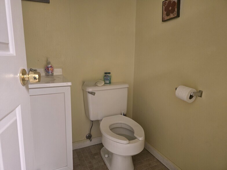 More Photos Of 518 Clifton Ave, Clifton Office For Sale