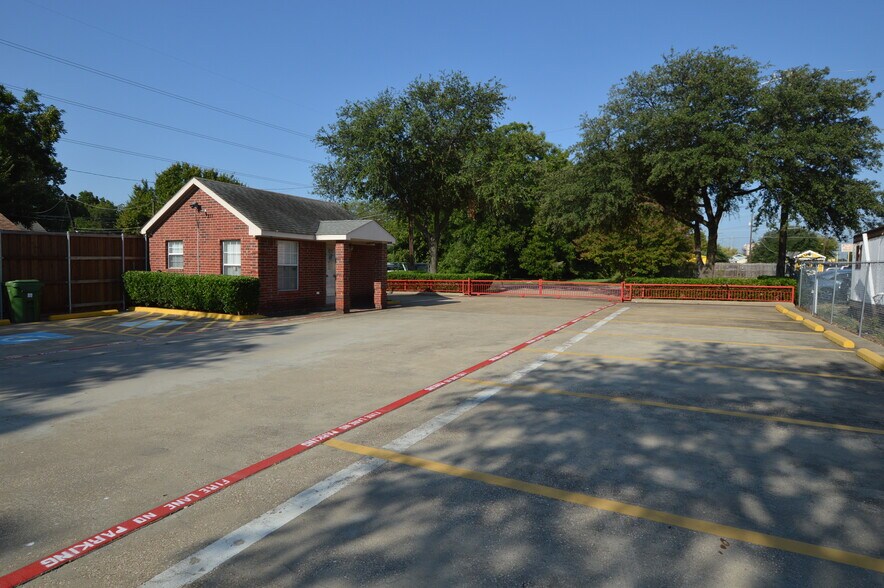 More Photos Of 217 S 2nd St, Garland Office For Lease