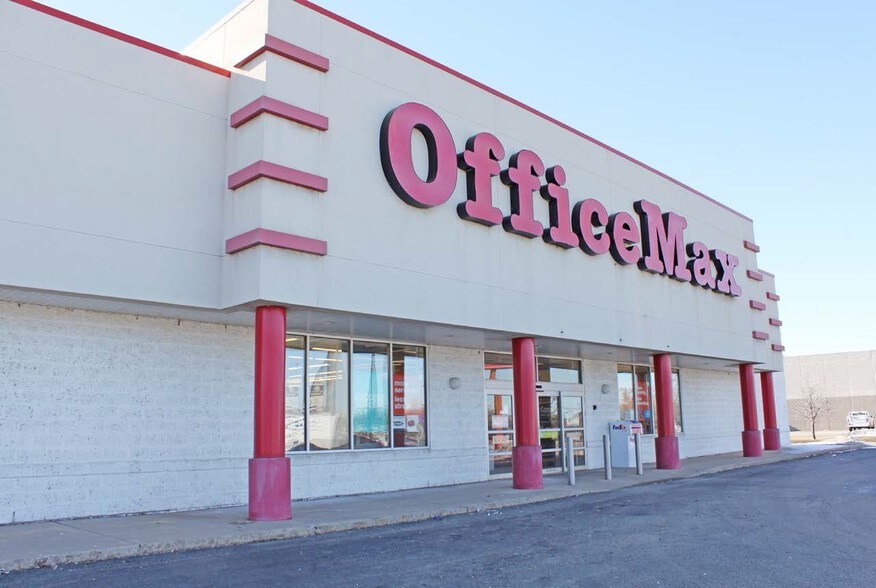 More Photos Of 200 Riverside Dr, East Peoria Freestanding For Lease