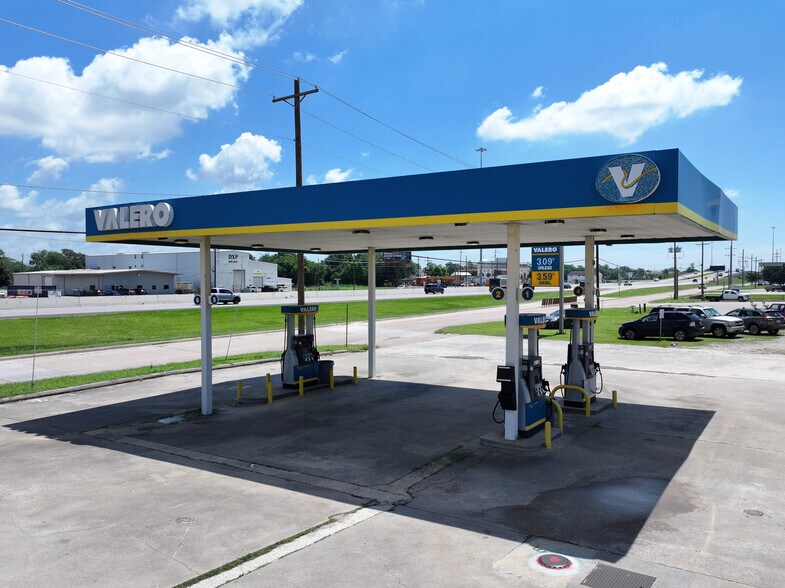 More Photos Of 1625 W Cardinal Dr, Beaumont Service Station For Sale