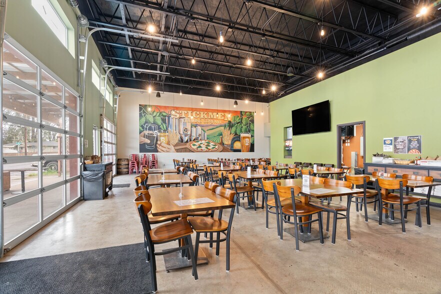 More Photos Of 1031 NE Lafayette Ave, Mcminnville Restaurant For Sale