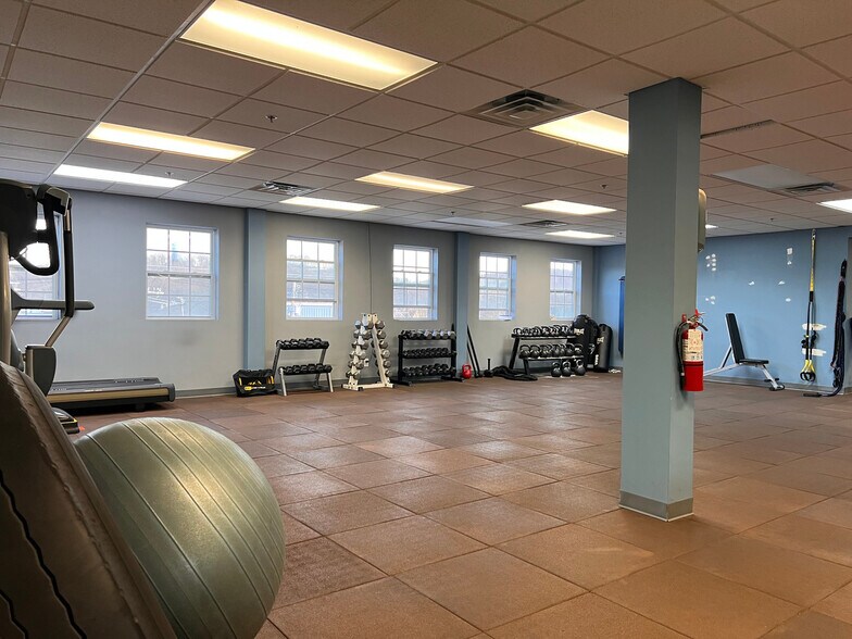 More Photos Of 1047 Broad St, Paulsboro Unknown For Lease