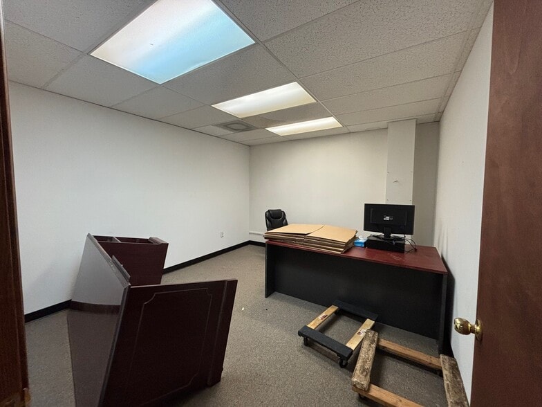 More Photos Of 4854-4864 S 10th St, Milwaukee Showroom For Lease