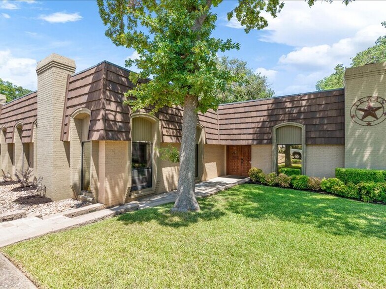 More Photos Of 2020 W Northwest Hwy, Grapevine Office For Lease