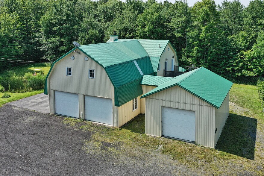 More Photos Of 4310 Chem. du Cordon, Varennes Winery Vineyard For Sale