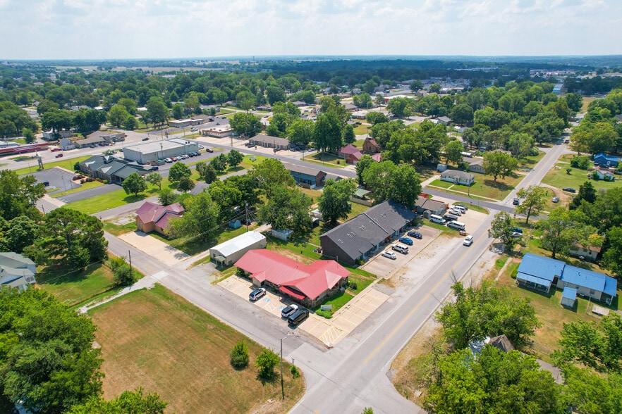 More Photos Of 601 S Broadway St, Grove Medical For Sale