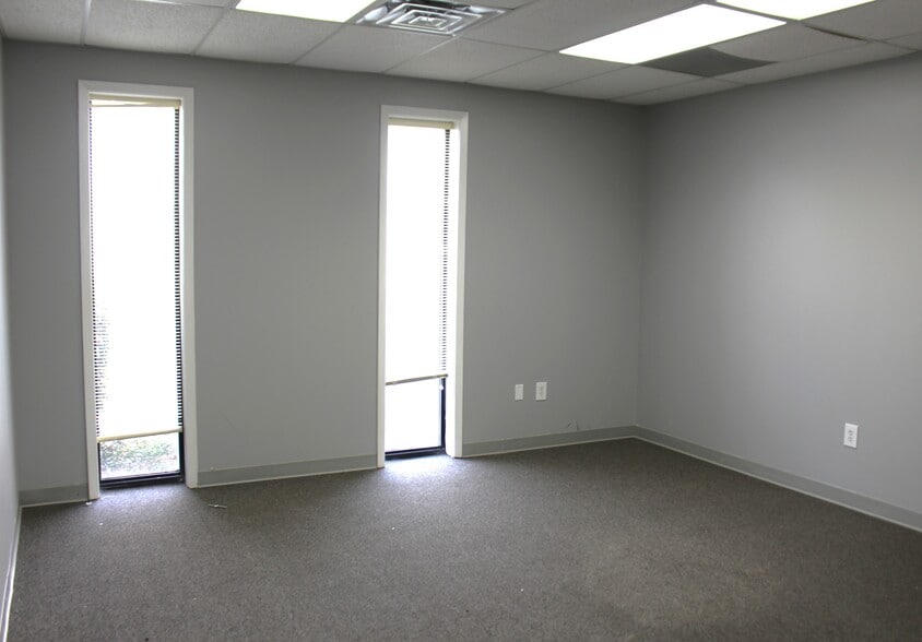 More Photos Of 100 - 104 Business Park Dr, Ridgeland Office For Sale
