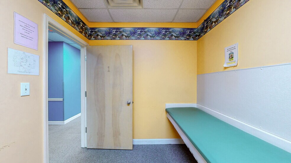 More Photos Of 1701 Spring St, Jeffersonville Medical For Sale