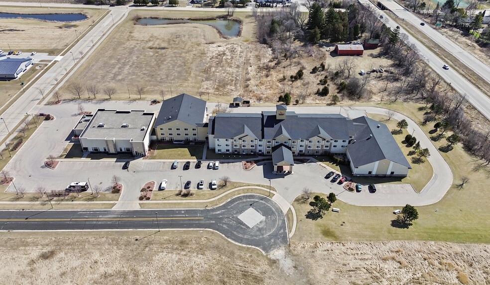 More Photos Of 725 Paradise Ln, Johnson Creek Hotel For Sale