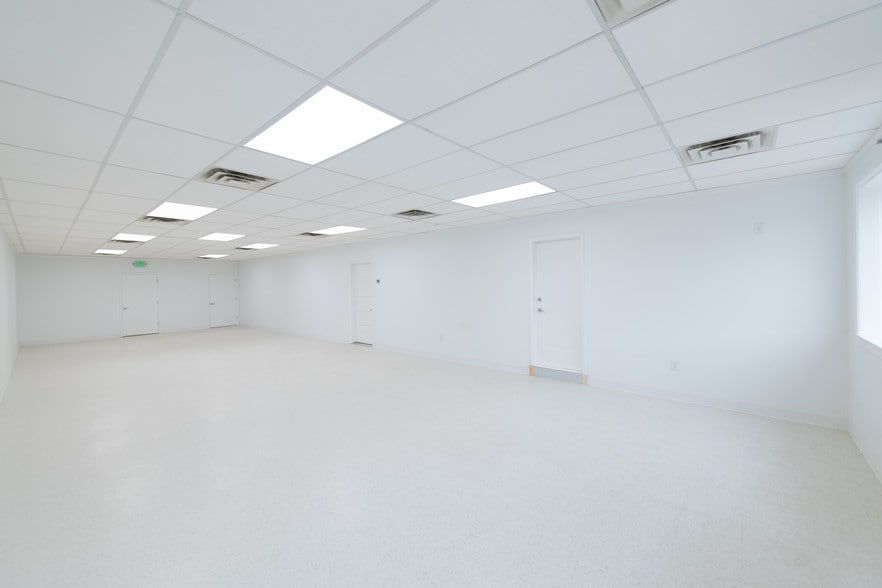 More Photos Of 422 Eastern Blvd, Essex Storefront Retail Office For Lease