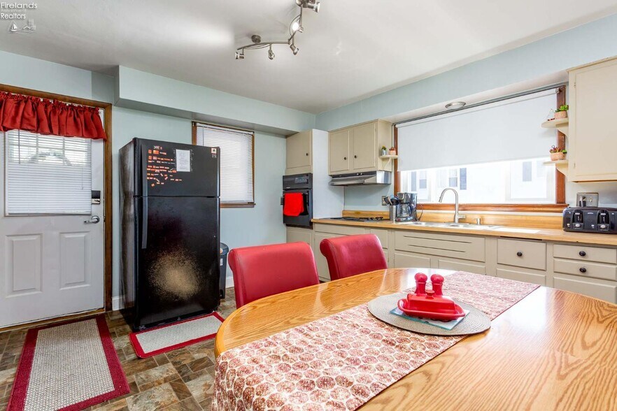More Photos Of 5414 Homegardner Rd, Castalia Apartments For Sale