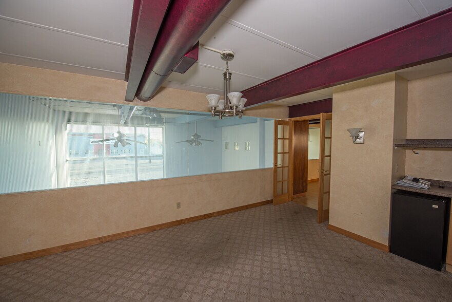 More Photos Of 77 Gazza Blvd, Farmingdale Showroom For Sale