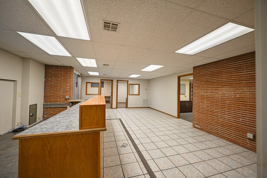 More Photos Of 802 W 8th St, Coffeyville Office For Sale