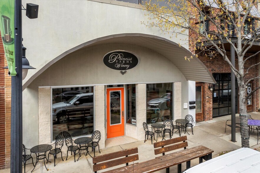 More Photos Of 223 Main St, Sulphur Springs Storefront For Lease