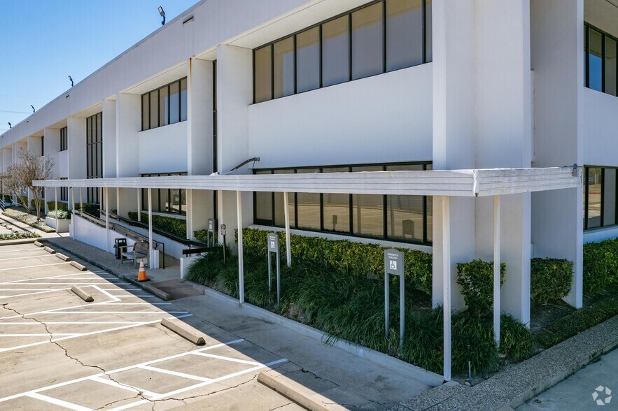 More Photos Of 16650 Greenbriar Plaza Dr, Houston Office For Lease