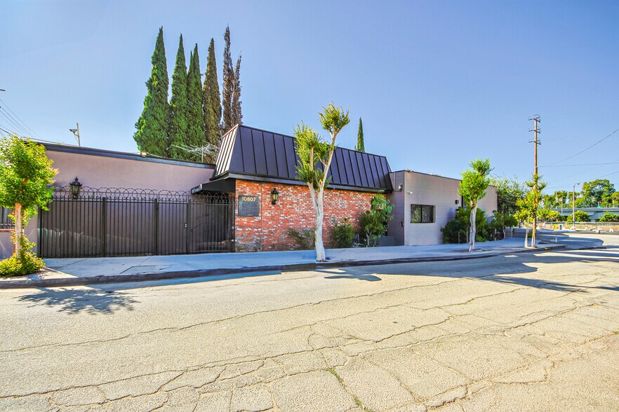 More Photos Of 10800 Ventura Blvd, Studio City Loft Creative Space For Lease