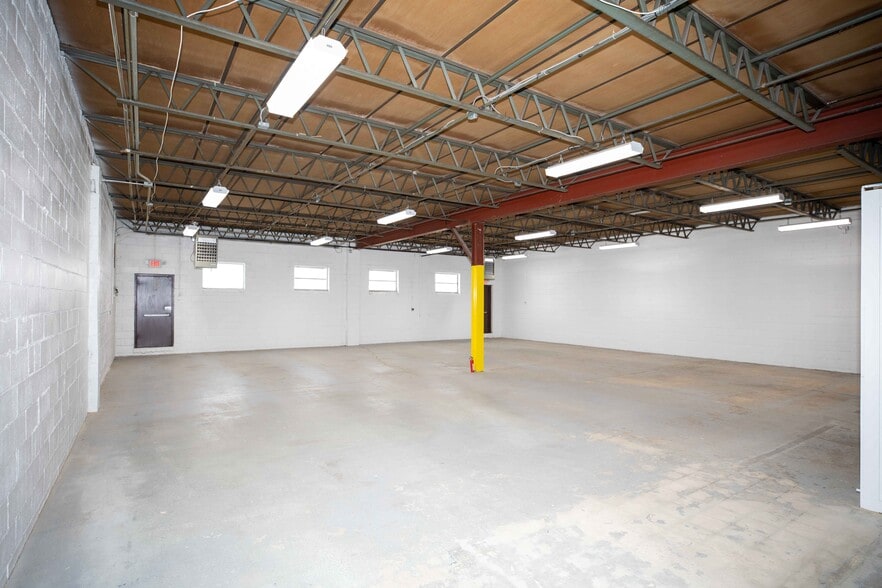 More Photos Of 20 Cain Dr, Plainview Warehouse For Lease