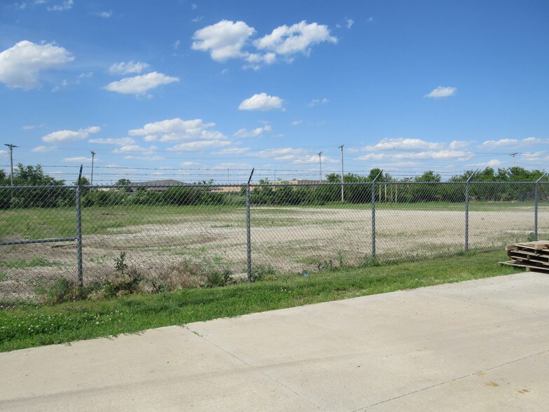 More Photos Of 3105 Great Northern, Springfield Warehouse For Sale