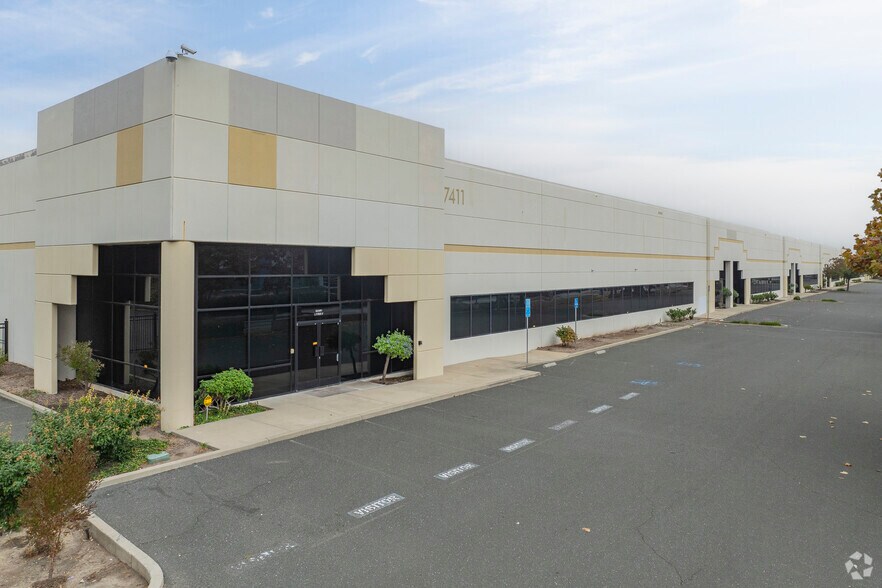 More Photos Of 7411 Central Ave, Newark Manufacturing For Lease