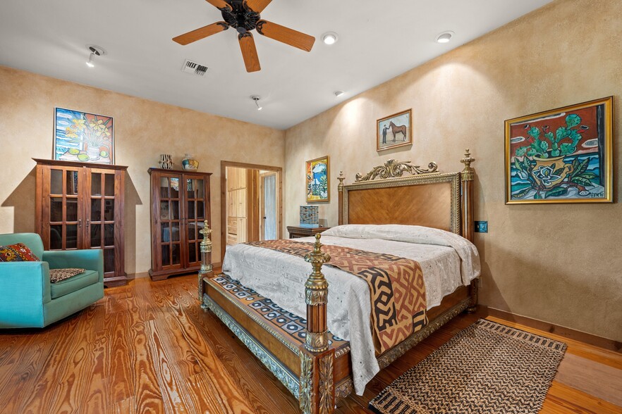 More Photos Of 3911 Lago Vista Dr, Austin Apartments For Sale