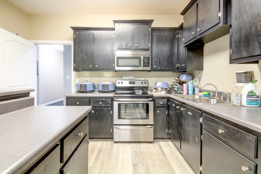 More Photos Of 1017 S Riverside Dr, Clarksville Office For Sale