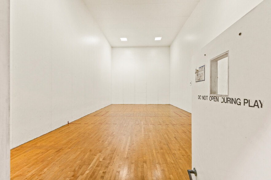 More Photos Of 309 E Springbrook Dr, Johnson City Flex For Lease