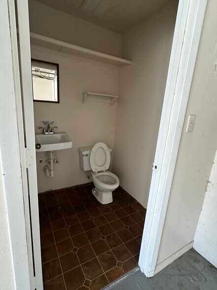 More Photos Of 750 Wylly Ave, Sanford Industrial For Sale