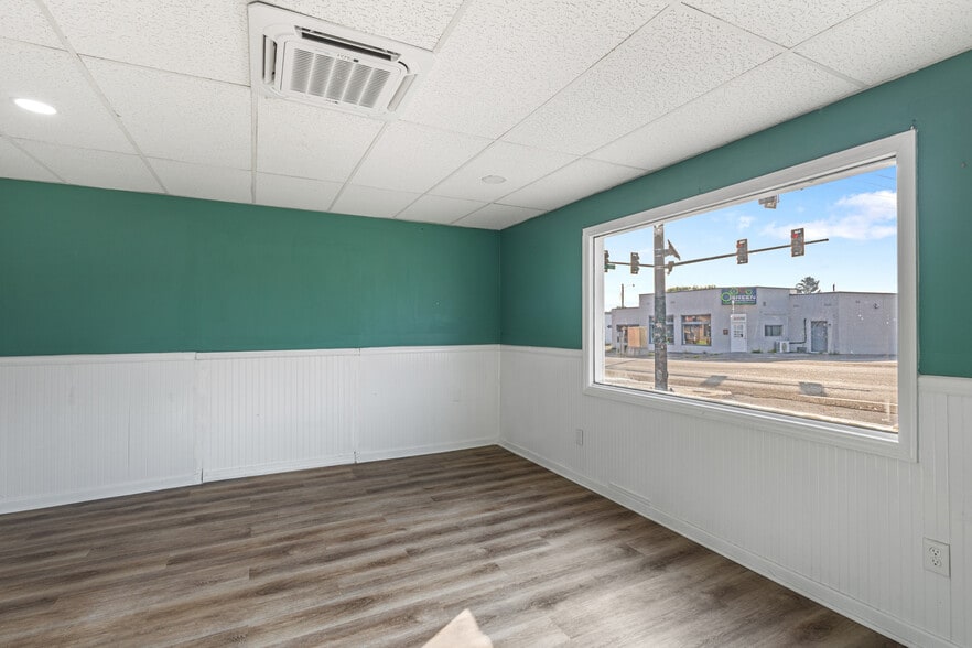 More Photos Of 900 Mulberry St, Loudon Freestanding For Lease