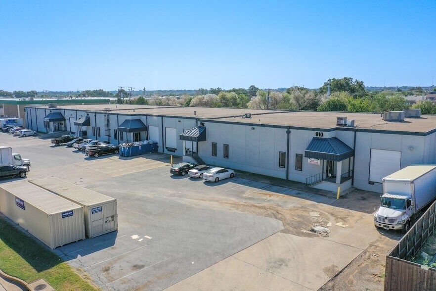 More Photos Of 910-916 Avenue M, Grand Prairie Warehouse For Sale