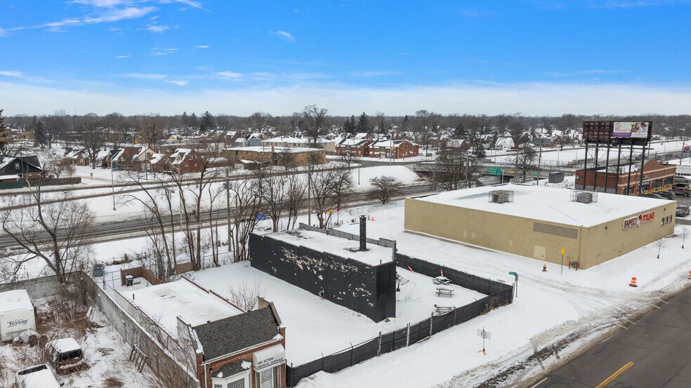 More Photos Of 16387–16395 Harper ave @ Harper Ave and Whittier Ave, Detroit Bar For Sale