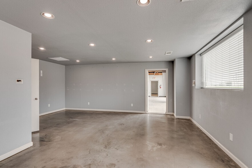 More Photos Of 12081 Katy Rd, Keller Flex For Lease