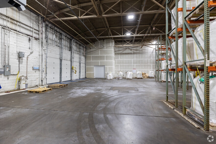 More Photos Of 7110-7140 N Broadway, Saint Louis Warehouse For Lease