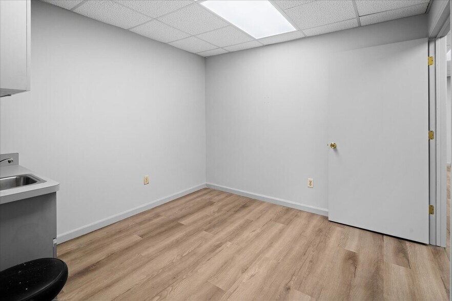 More Photos Of 5 Mountain Blvd, Warren Office For Lease