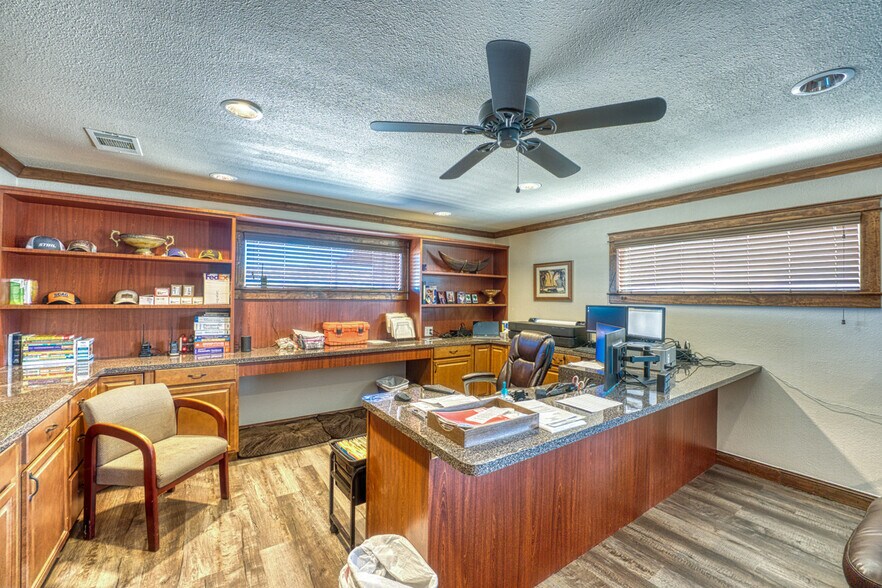 More Photos Of 320 Southland Dr, Burnet Office For Sale