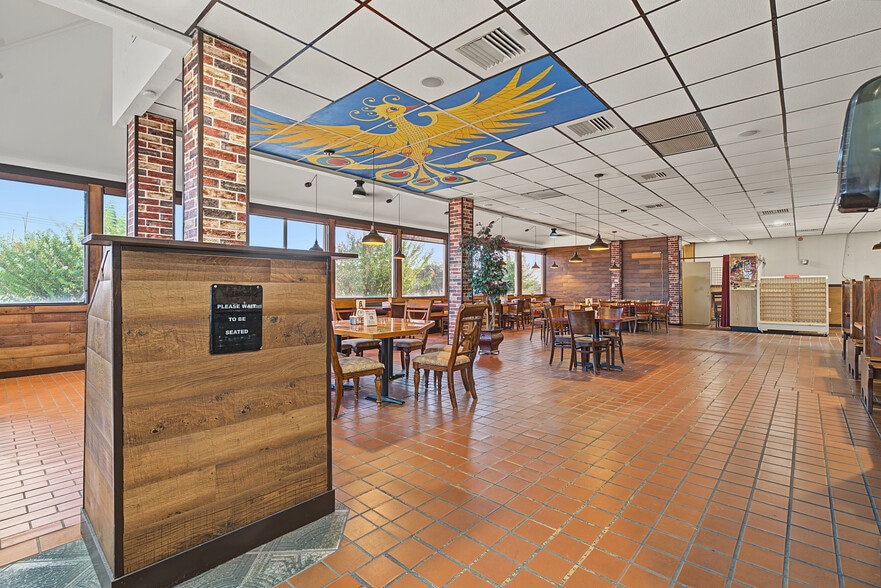 More Photos Of 1901 W Pioneer Pky, Arlington Restaurant For Sale