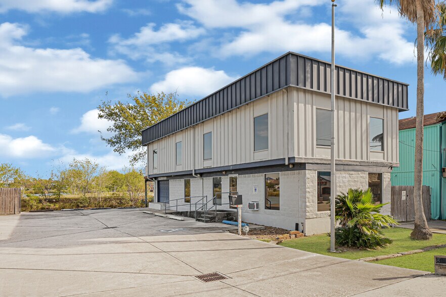 More Photos Of 815 Clear Lake Rd, Clear Lake Shores Storefront Retail Office For Sale