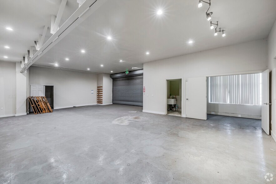 More Photos Of 4933 San Leandro St, Oakland Warehouse For Lease