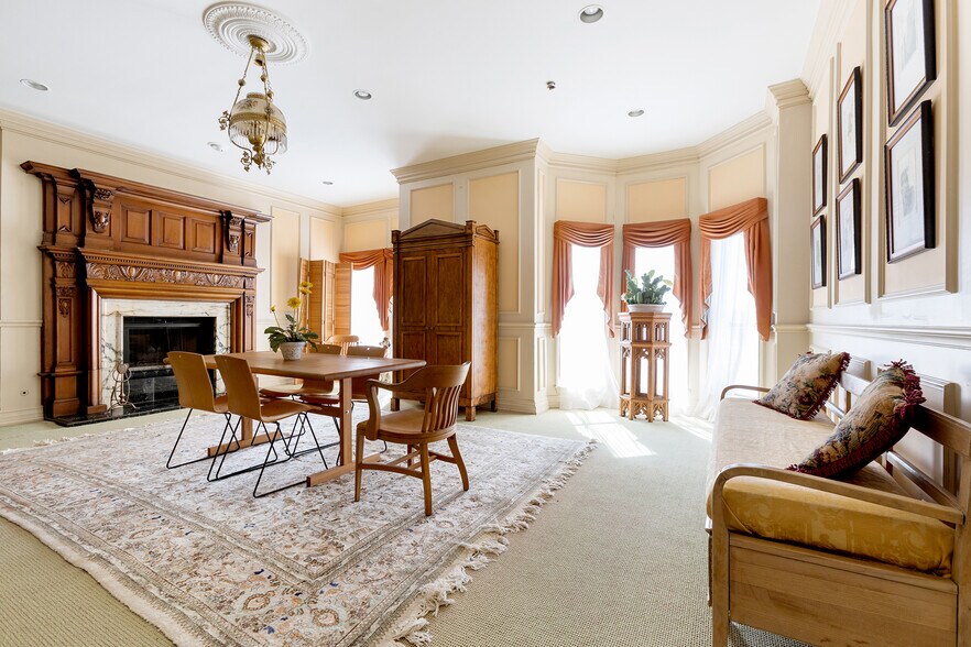 More Photos Of 4819 Broadway St, Addison Office Residential For Lease