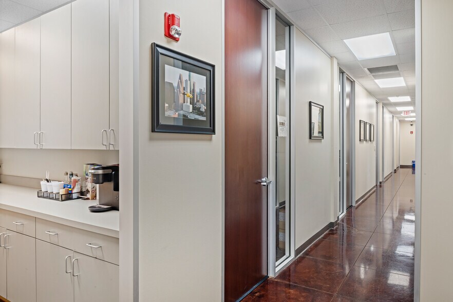 More Photos Of 18000 Groeschke Rd, Houston Airplane Hangar For Lease