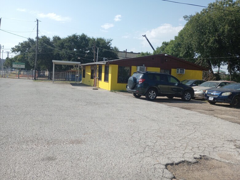 More Photos Of 4123 S Lancaster Rd, Dallas Office For Sale