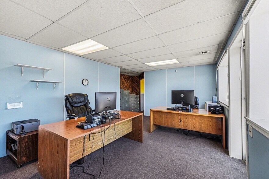 More Photos Of 827 Bowen St, Longmont Industrial For Sale