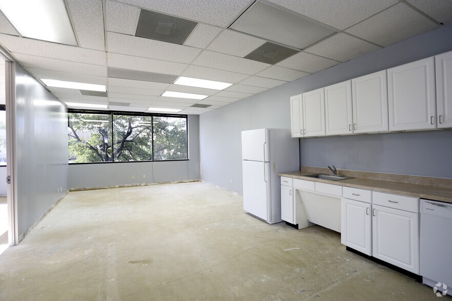 More Photos Of 17120 N Dallas Pky, Dallas Office For Lease