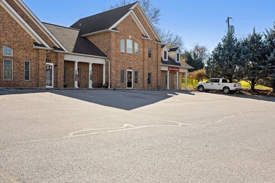 More Photos Of 413 S Main St, Broadway Office For Lease