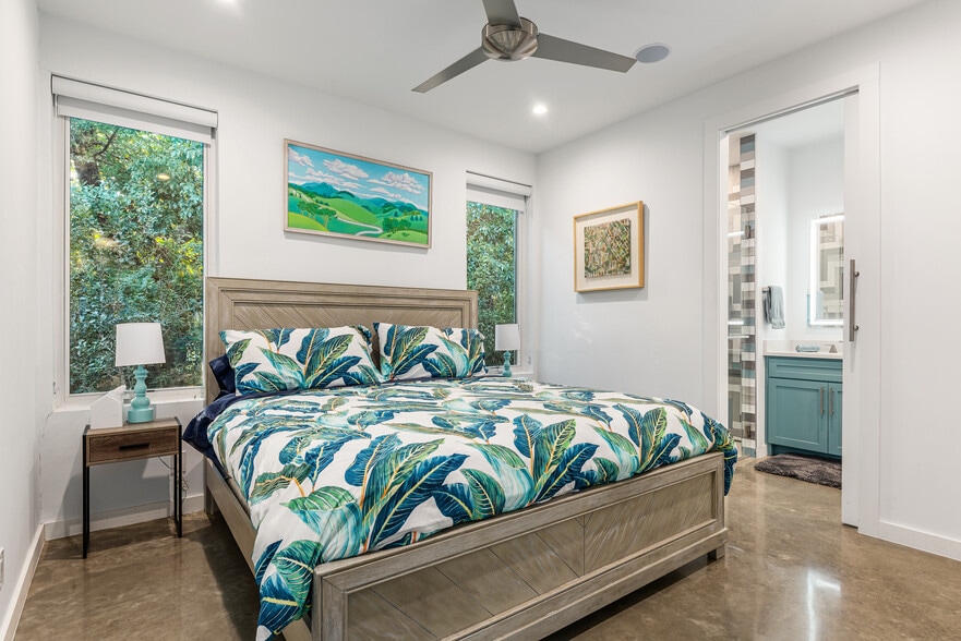 More Photos Of 4798 Iberia Ave, Dallas Office For Sale