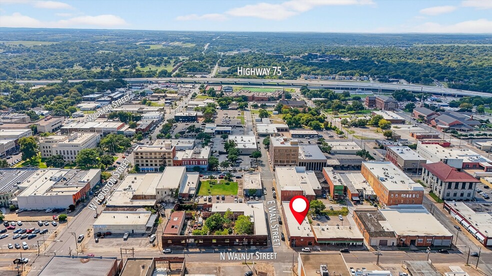 More Photos Of 129 E Wall St, Sherman Showroom For Sale