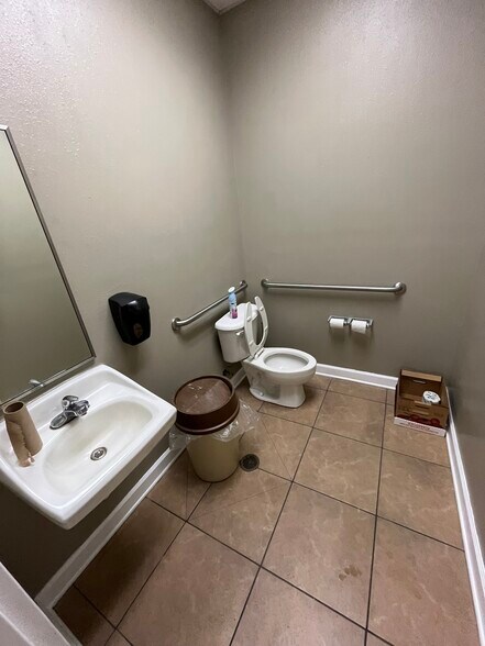 More Photos Of 2400 W Herman St, Pensacola Warehouse For Sale