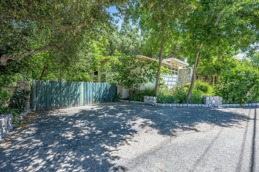 More Photos Of 12625 Sierra Hwy, Santa Clarita Restaurant For Sale