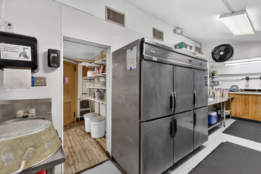 More Photos Of 2396 N Country Road 470, Lake Panasoffkee General Retail For Sale