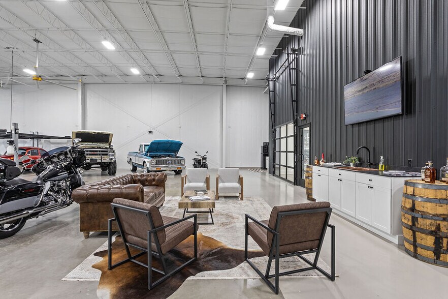 More Photos Of 3455 Centerpoint Dr, Grove City Warehouse For Lease