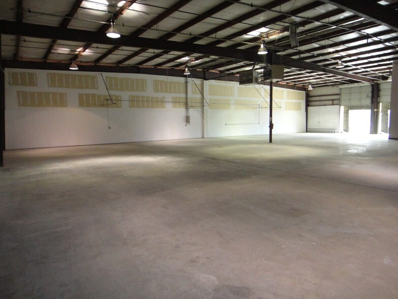 More Photos Of 11600-11630 W 85th St, Lenexa Warehouse For Sale